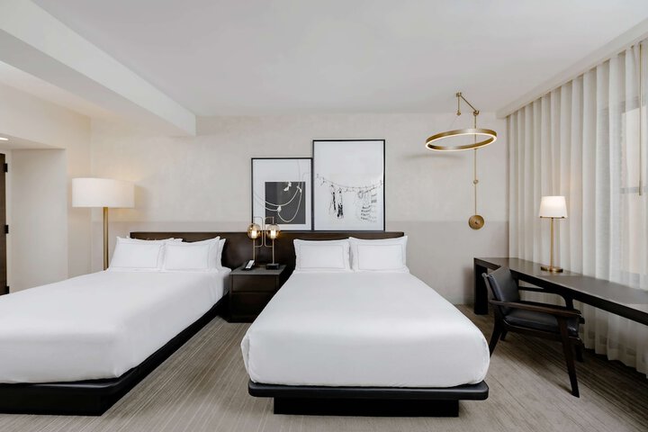 Hotel Fort Des Moines Curio Collection by Hilton