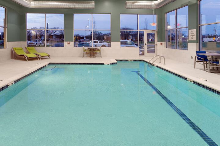 Holiday Inn Express and Suites Detroit / Sterling Heights by IHG