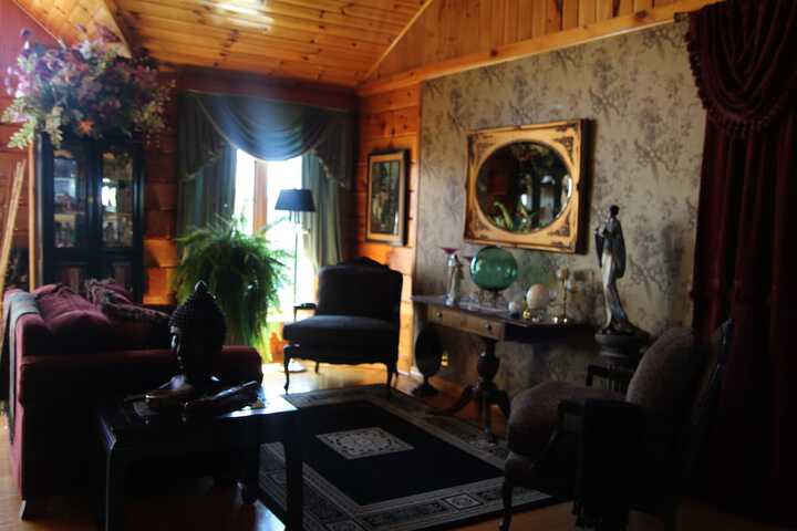 Lounge 41 of 54
