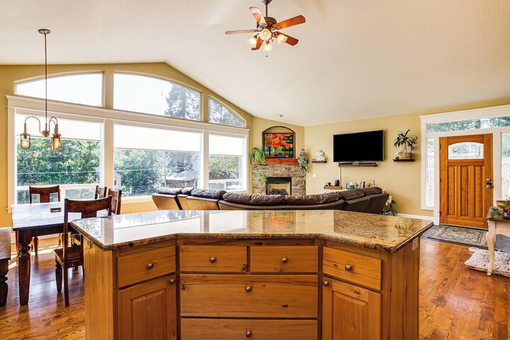 Rathdrum Home w / Hot Tub: Steps to Beach Access!