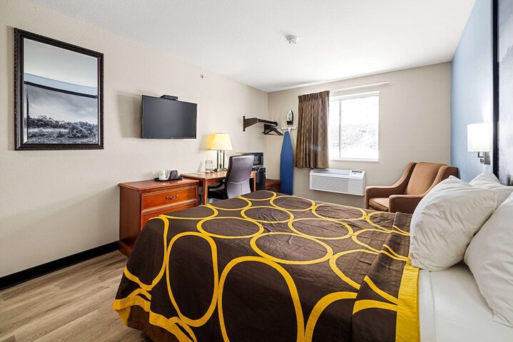 Super 8 by Wyndham Pittsburgh / Monroeville