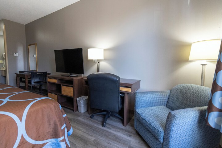 Super 8 by Wyndham Smithfield / Selma
