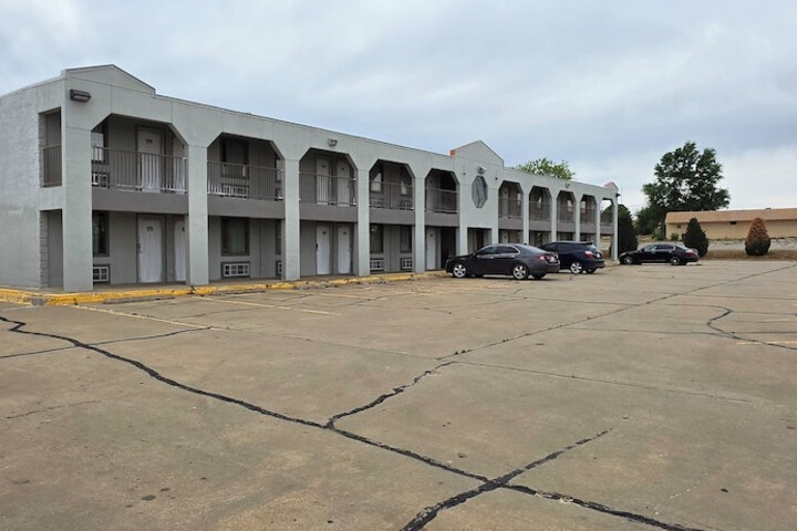 DELUXE INN SHAMROCK