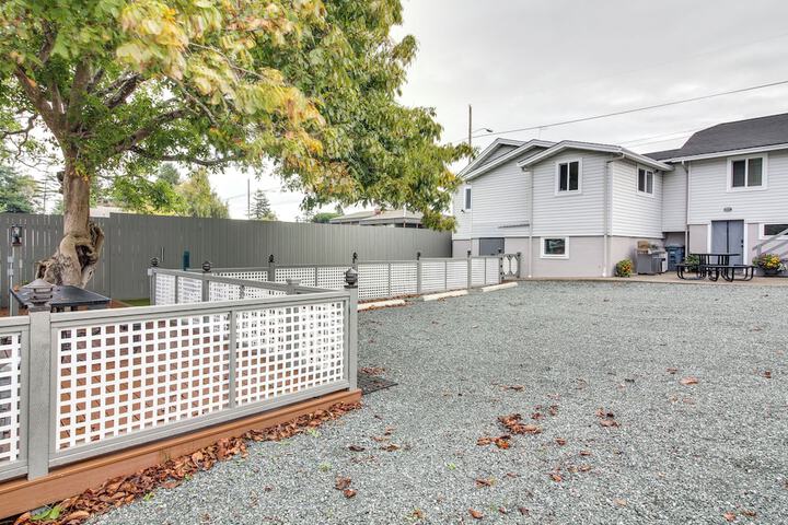 North Bend Home w / Cornhole Court & Putting Green