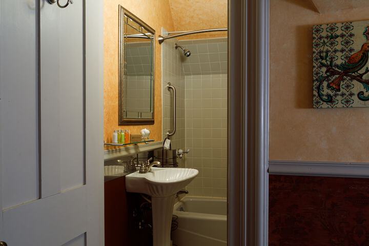 Room 32 of 59