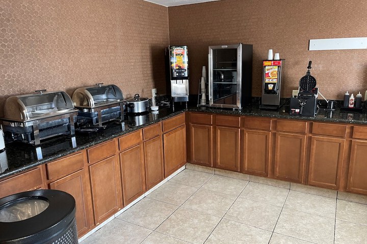 Days Inn & Suites by Wyndham Waterloo