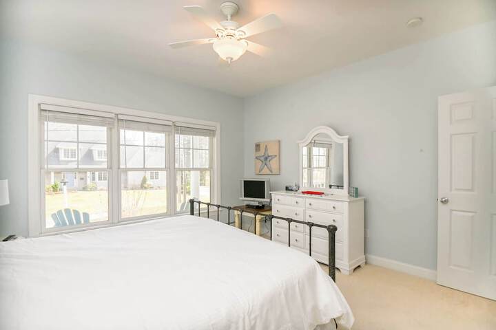 Stunning 5 Bdr Walk to York Harbor Beach!