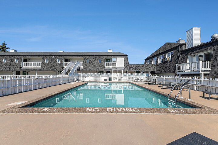 Snyders Shoreline Inn