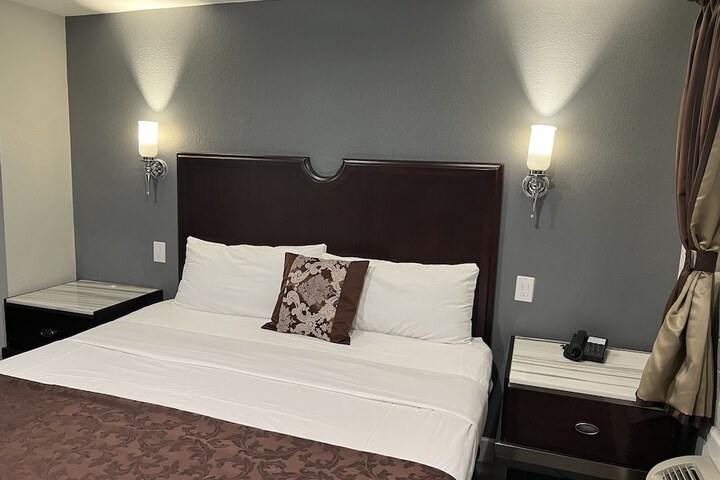 Room 11 of 22