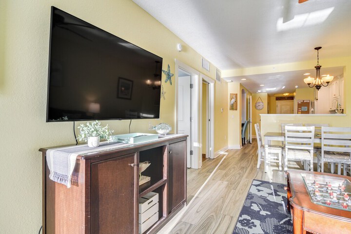 Waterfront Condo w / Water Park Walk to the Beach!