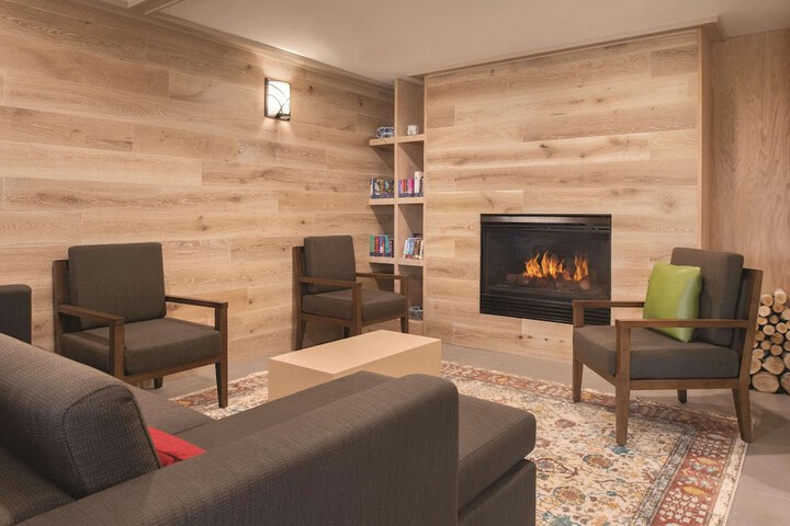Country Inn & Suites by Radisson Pella, IA