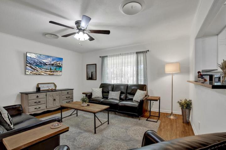 Spacious Home - Fire Pit BBQ and Outdoor Seating!