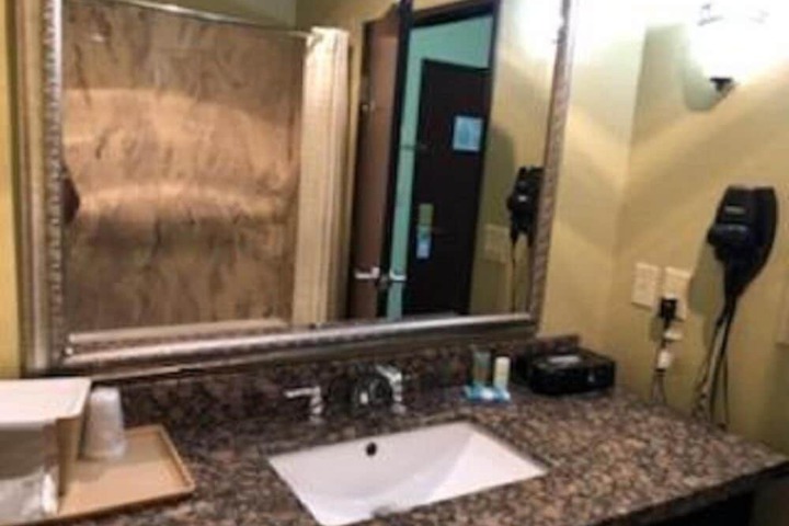 Room 21 of 38