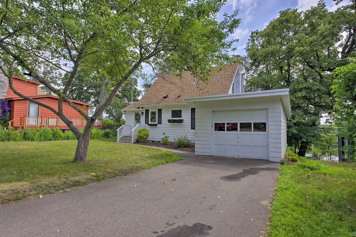 Cozy Plymouth Cottage w / Medicine Lake View!