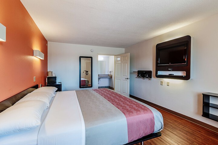 Room 26 of 34