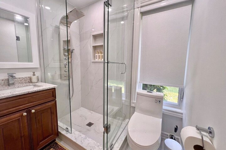 Cozy Home Near Transit & Hillcrest Mall with Free Parking