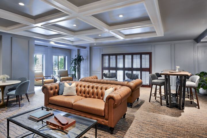 Lounge 18 of 32