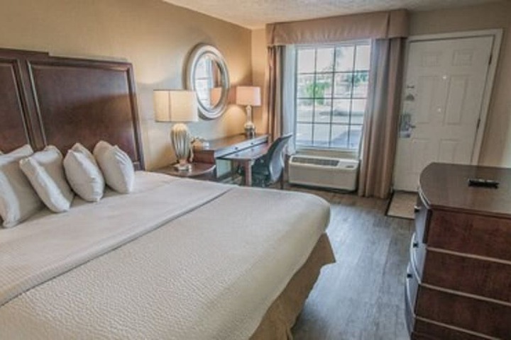 Room 17 of 28