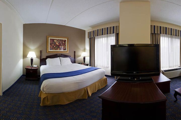 Holiday Inn Express Hotel & Suites by IHG