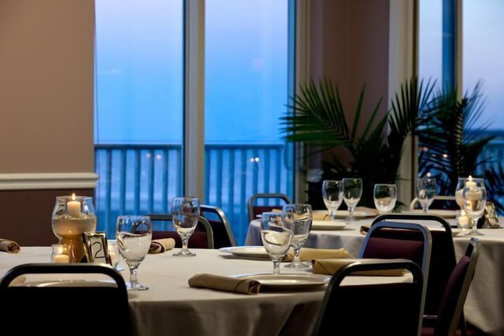 Dining 38 of 46