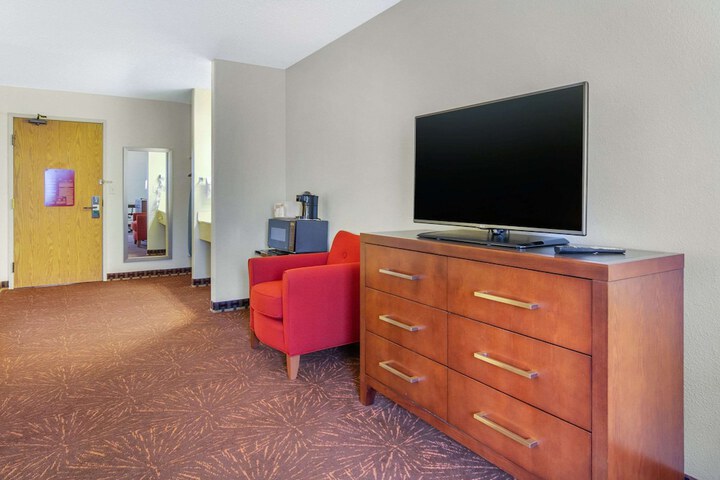 Room 27 of 33