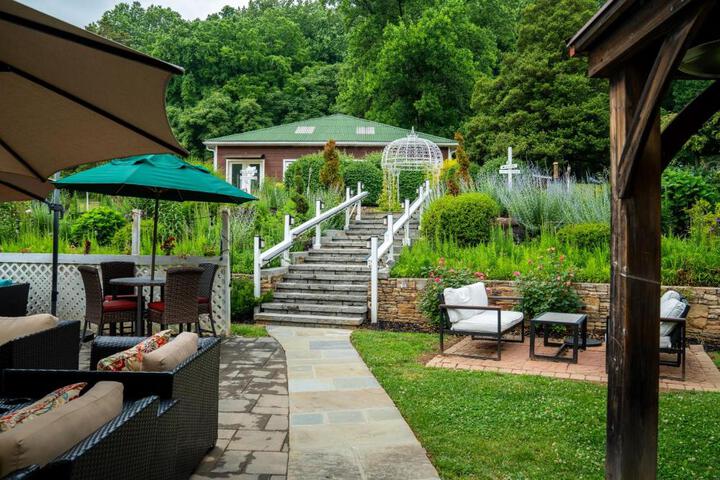 STONE MANOR BED & BREAKFAST INN
