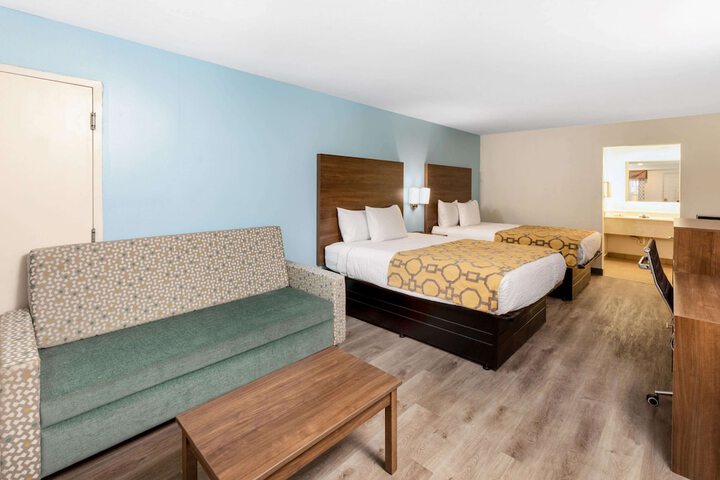 Room 33 of 40