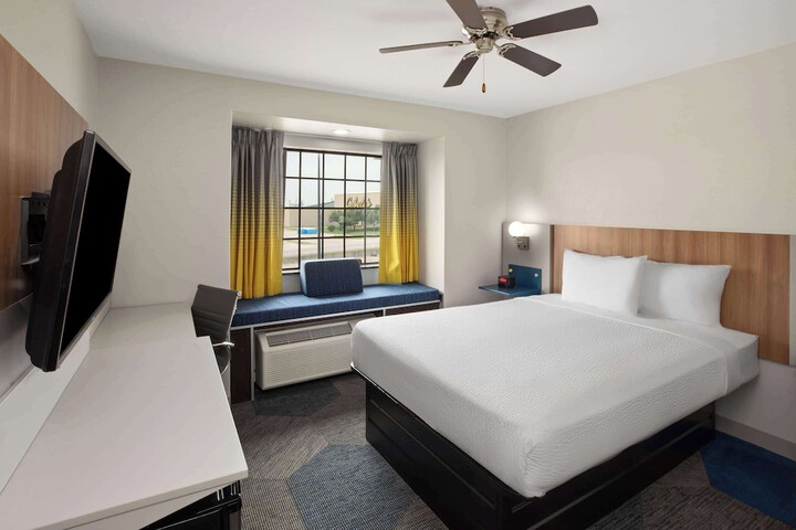 Room 17 of 28