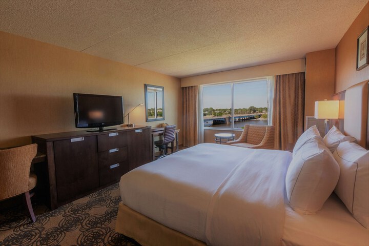 DoubleTree by Hilton Bay City - Riverfront