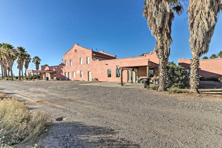 Eloy Desert Oasis w / Courtyard & Pool Access!