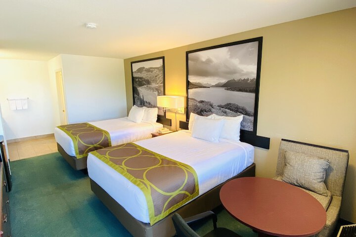 Super 8 by Wyndham 100 Mile House