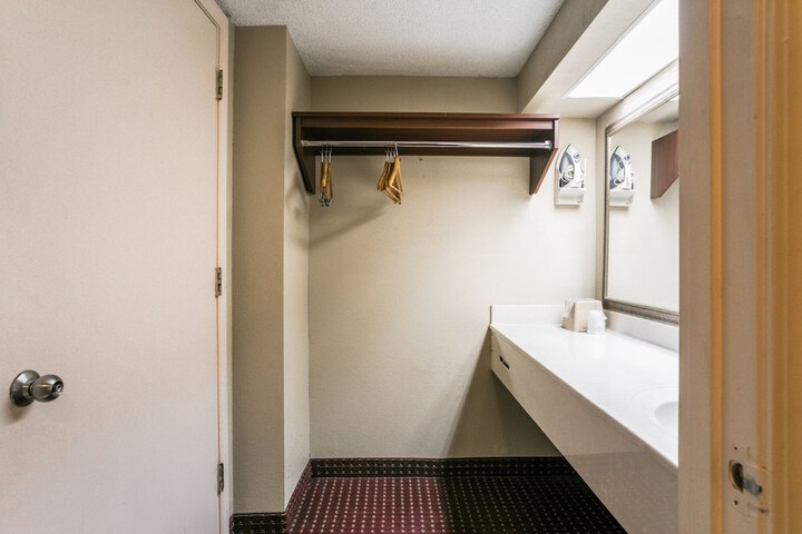 Room 25 of 54
