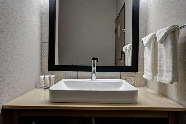 Country Inn & Suites by Radisson Pierre, SD