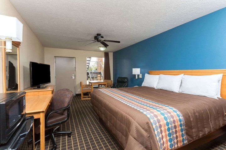 Room 17 of 30