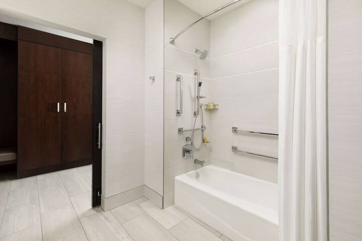 Room 27 of 106