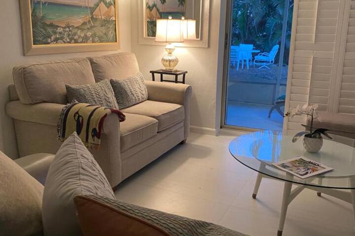 Closest 1BR to Vanderbilt Beach full kitchen with dishwasher, ALL NEW!