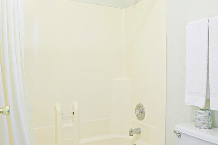Room 7 of 12