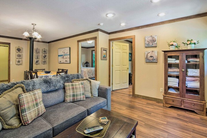 Coos Bay Cottage w / Fireplace & BBQ Patio!