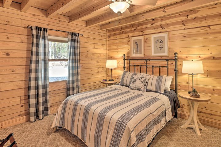 serenity Woods Cabin w / Hot Tub & Fire Pit