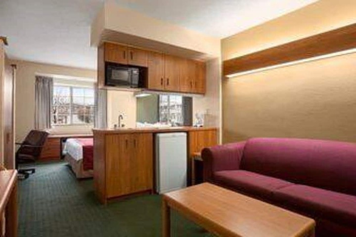 Days Inn & Suites by Wyndham Lafayette IN