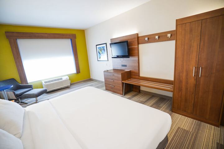 Holiday Inn Express & Suites Ontario by IHG