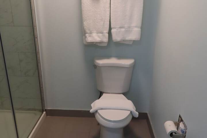 Room 27 of 76