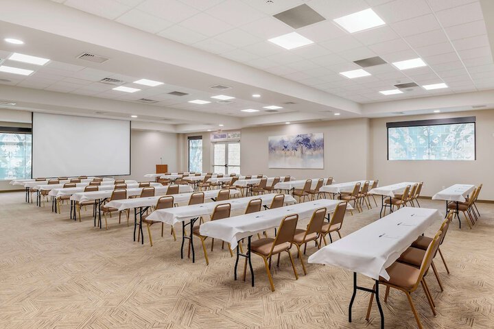 Best Western Plus Crossroads Inn & Suites