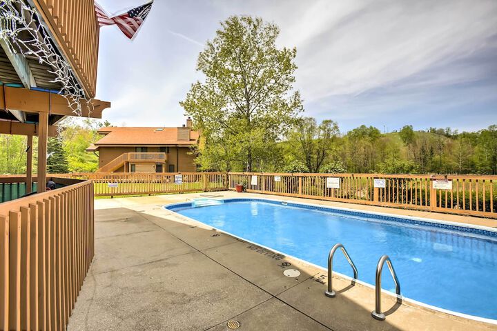 Condo on First Green w / Deck at Schuss Mountain!