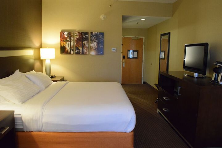Holiday Inn Express Hotel & Suites Watertown-Thousand Island by IHG