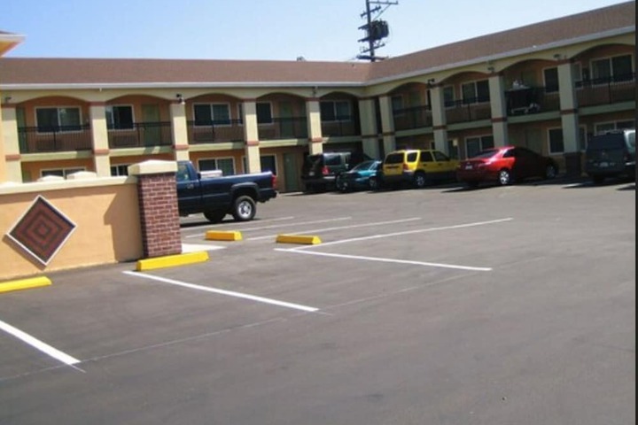 Americas Deluxe Inn