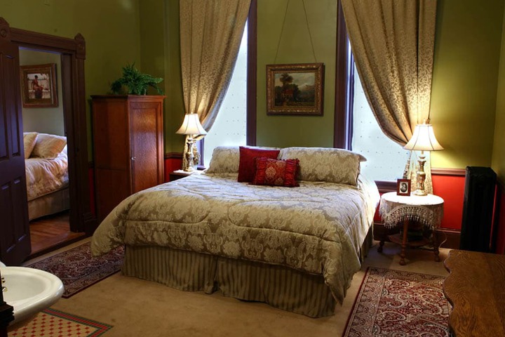 Martin & Mason Hotel