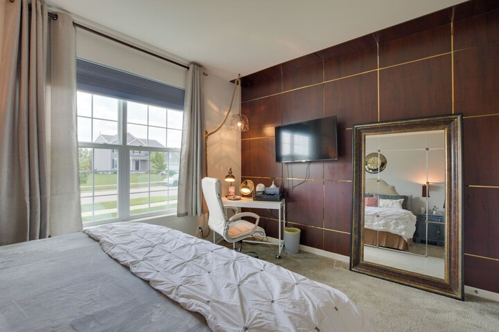 Spacious Waterfront Yorkville Getaway w / Yard