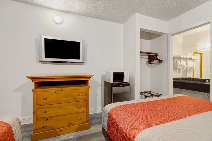 Room 26 of 40