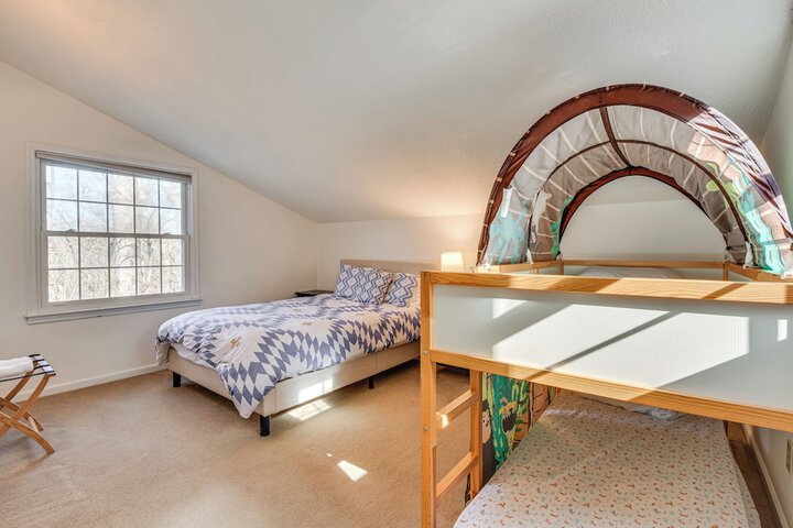 Lakefront Gem w / Games in Westminster!